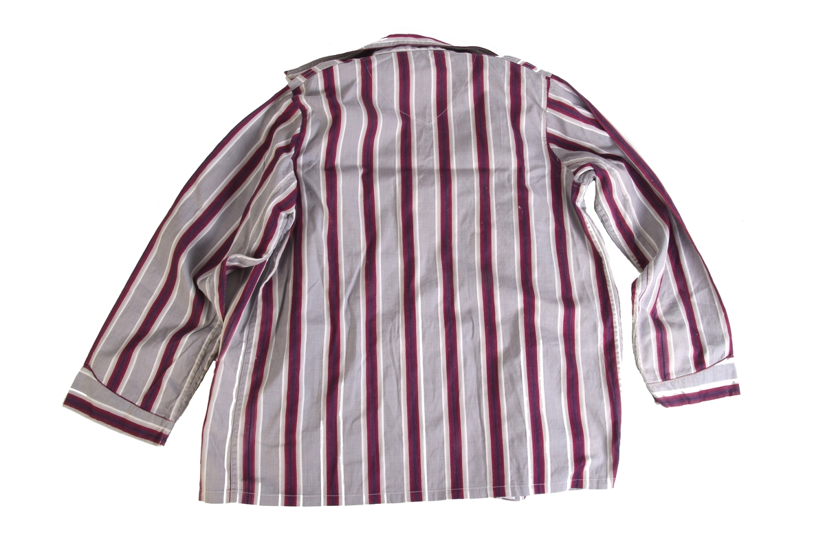 Nattskjorte med striper og knapper