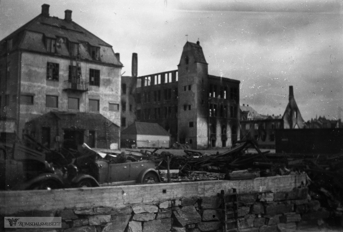 f.v: Helseth motorfabrikk, Superb, Solemdal møbelfabrikk i ruiner etter bombing. Helseth ble trolig revet etter bombingen..Den åpne bilen er en Ford A 1928-29 phaeton, til venstre trolig Chevrolet 1934.