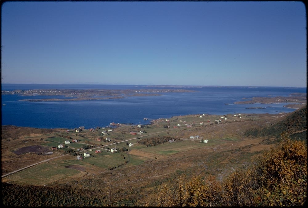 Lekanger i Gildeskål kommune, med utsikt mot Sør-Arnøy.