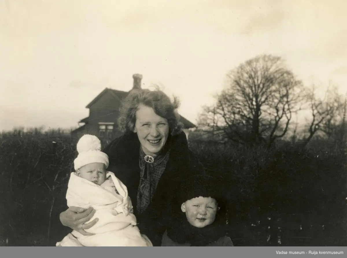 Erna Kron-Hansen med barna Sigurd jr. og Christian i 1930.