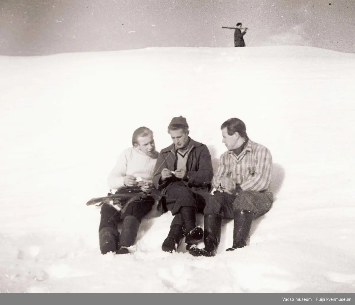 Tre menn på fjellet med gevær. Antatt fra Vadsø turn. Mannen i midten med turngenser, til høyre Kåre Dolonen ca 1950-tallet.