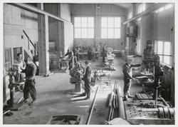Arbeidere ved Kjørholt Kalksteinbrudd i verksted.