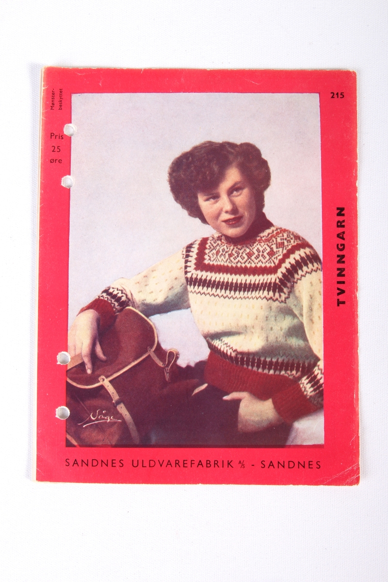 Kvinne iført strikket genser med mønster på bolen og langs nedre kant og ermer.