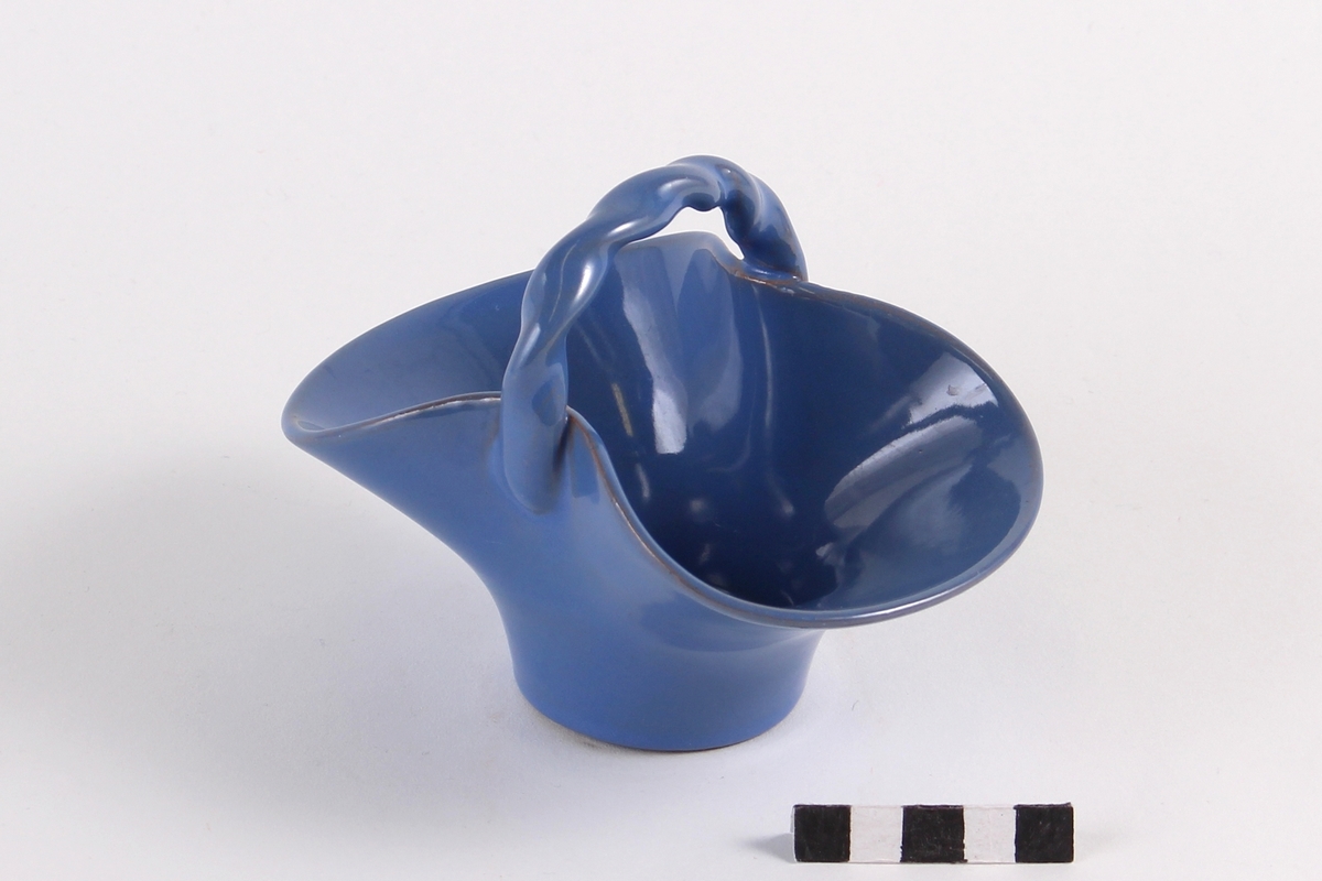 Ensfarget blå og liten kurvformet skål med hank.