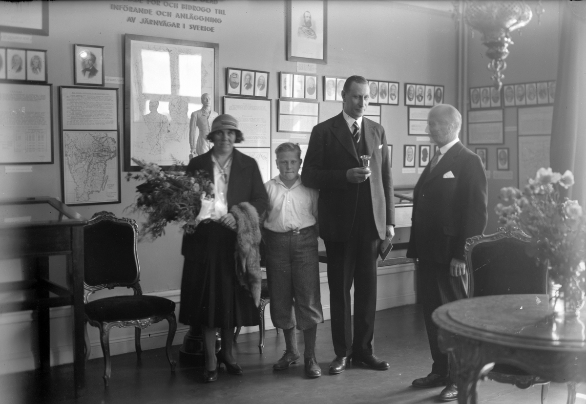 Den 10.000:e besökaren på järnvägsmuséet Efter utvidningen av muséet
mars 1933. Verkmästare Kruse med familj. Major Werner till höger