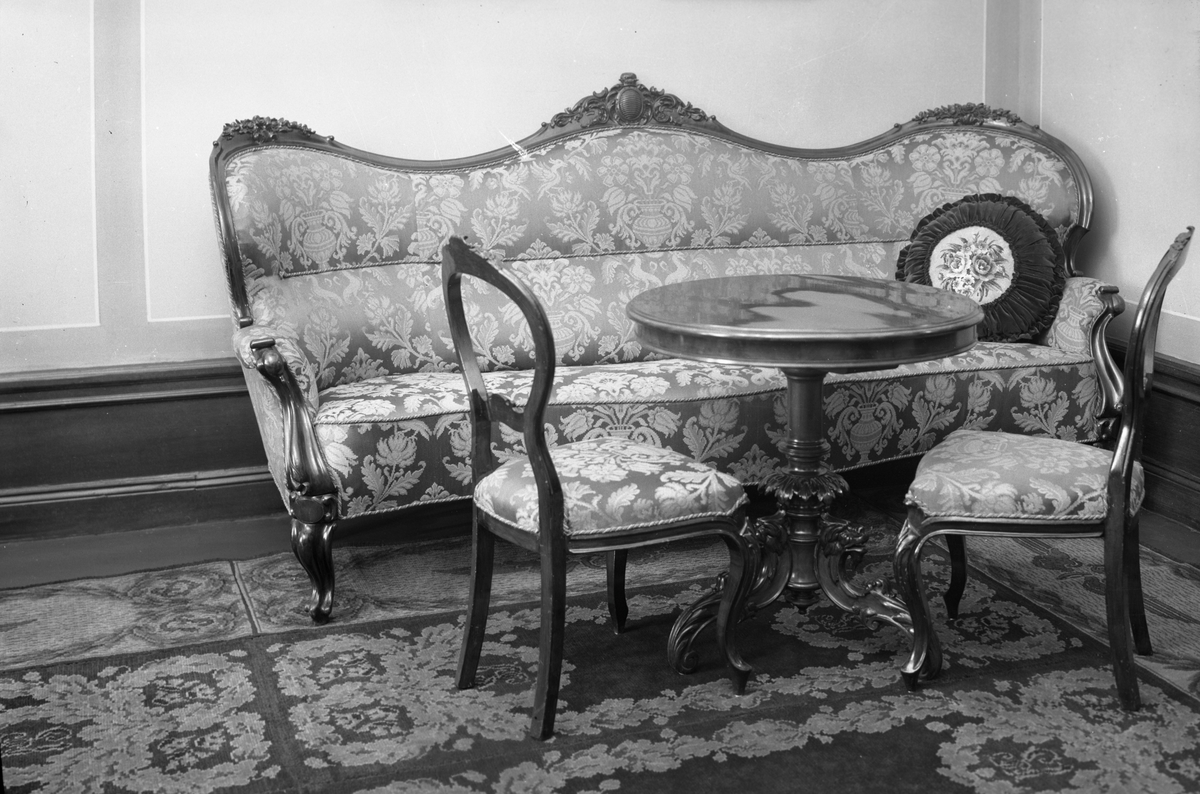 Soffa, bord och stolar i Mj Werners rum; Järnvägsmuseet.