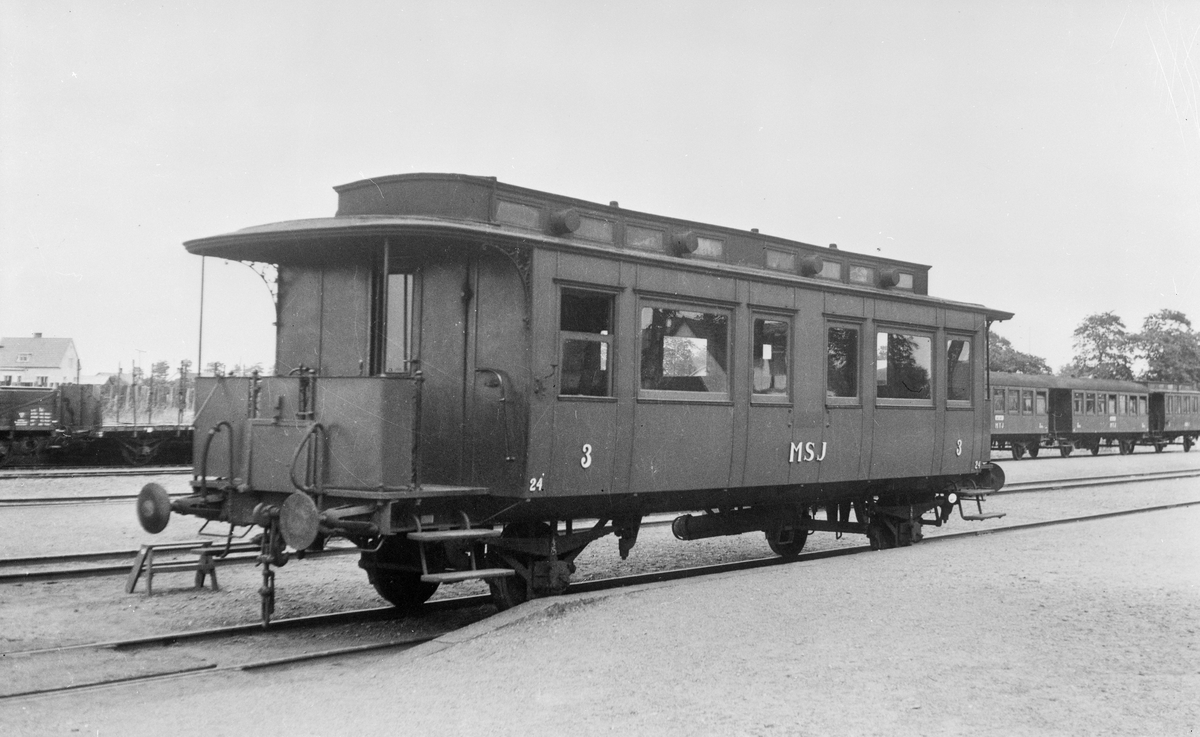 Bjärsjölagårds station. Gammal  tvåaxlig  personvagn, MSJ 24, tillhörandes Malmö - Simrishamns Järnväg. Vagnen var ursprungligen en förstaklassvagn och blev senare en tredjeklassvagn.  I bakgrunden syns andra person-och godsvagnar.