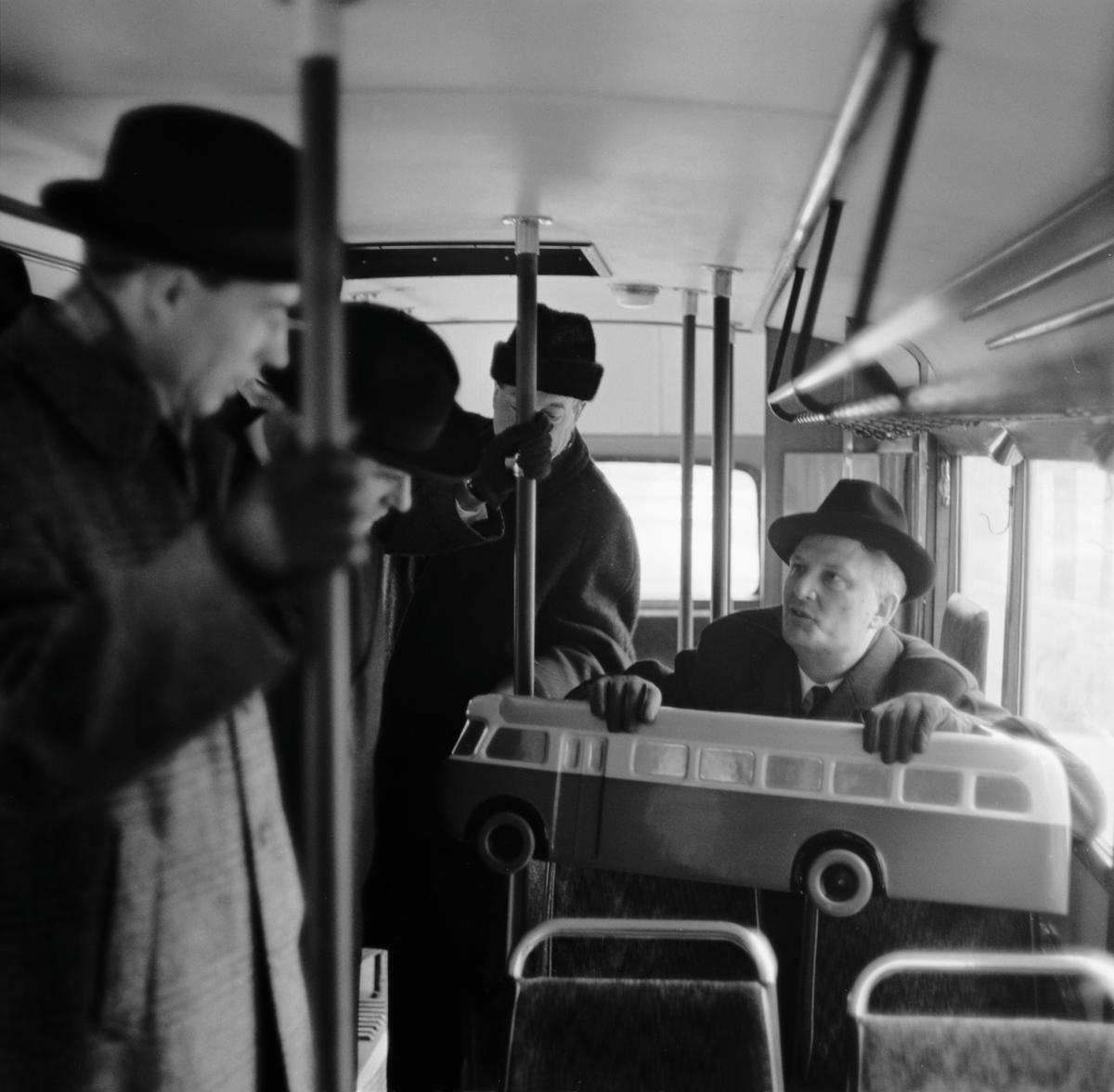 Visning av vägbussar, Klarabergsviadukten. Generaldirektör Erik Uppmark håller i en modell av bussen.