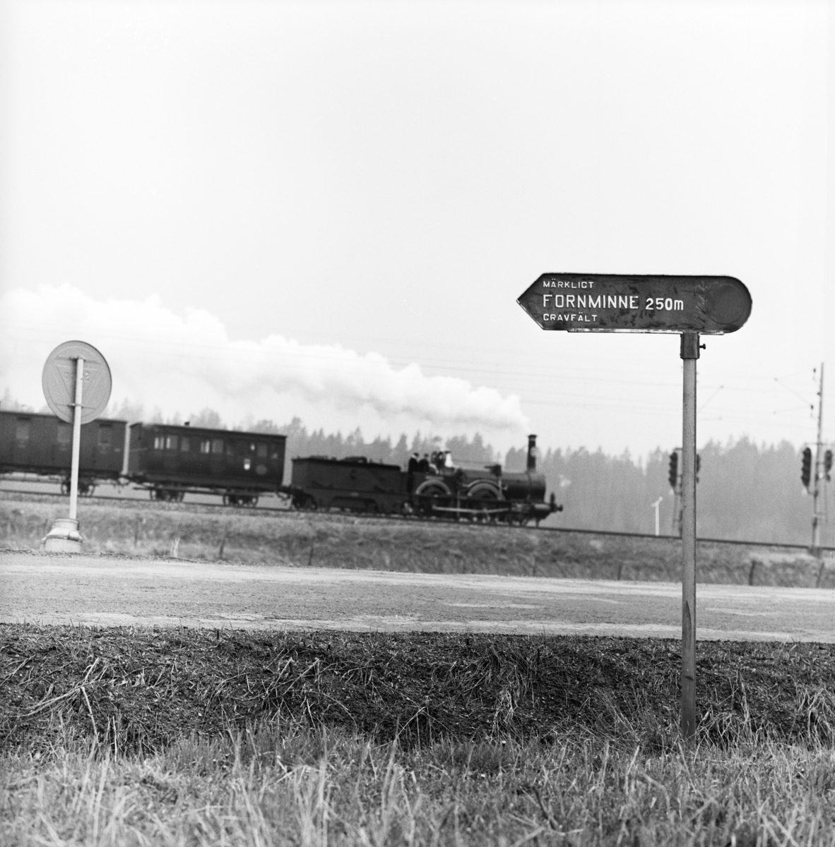 Historiska tågets resa från Stockholm till Göteborg för invigningen av Tåg 62. Sträckan Flen-Katrineholm. SJ B 3 "Prins August". KHJ CD 13. SJ C 182
