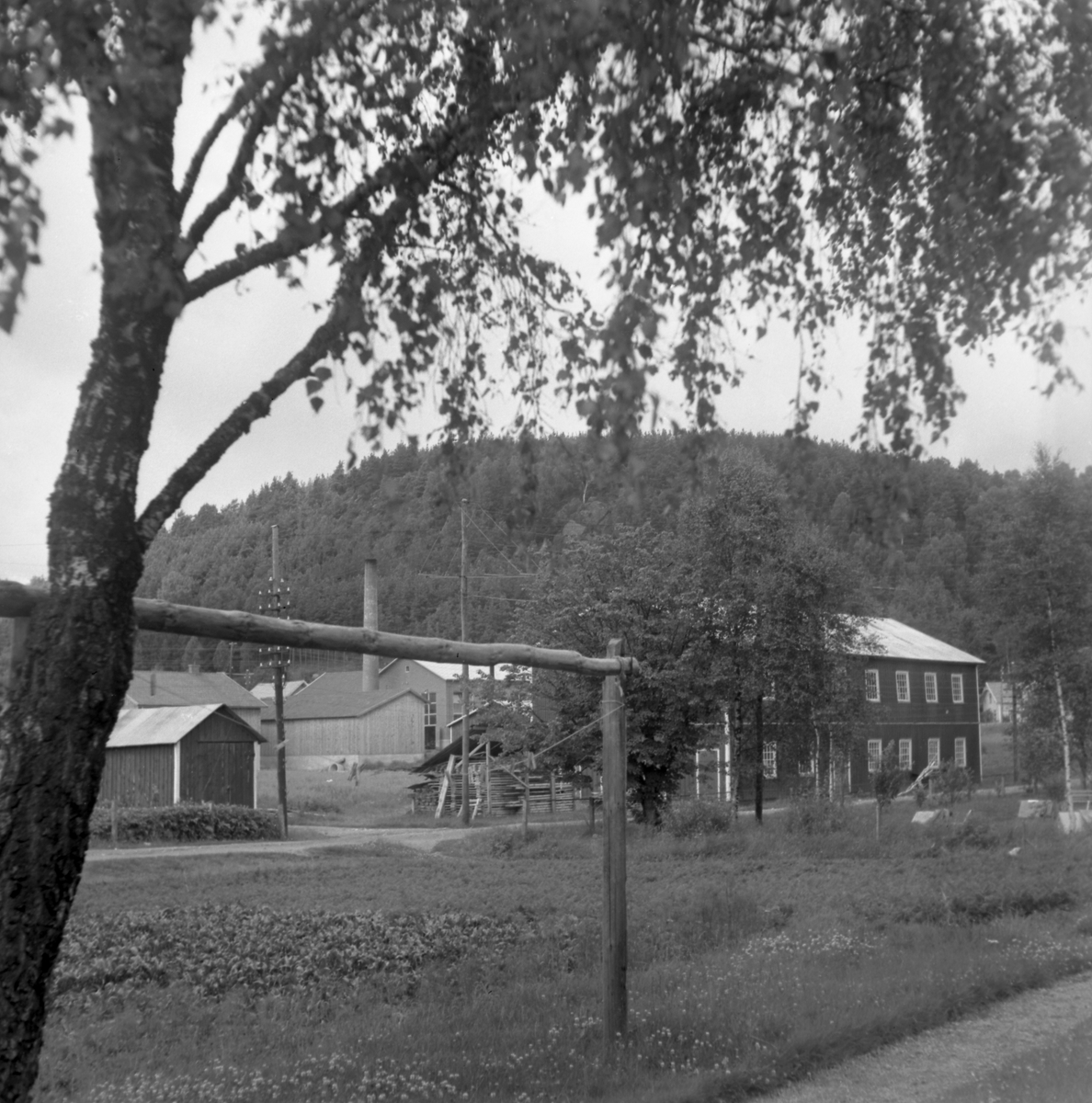 Ullared. Ullareds snickerifabrik och bakom syns mejeriet med skorstenen.