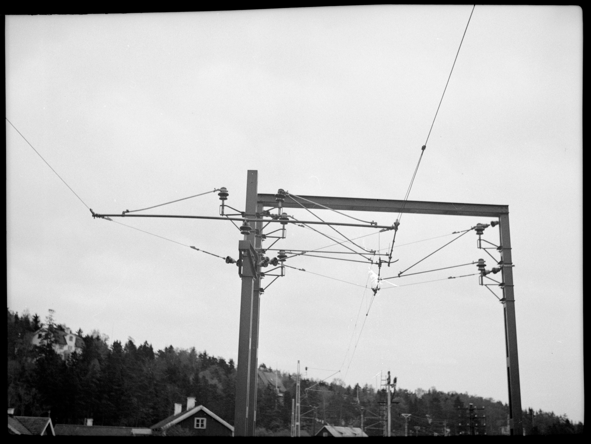Under elektrifieringen, på sträckan mellan Stäket och Kungsängen. Här vid den svängbara järnvägsbron vid Stäket.