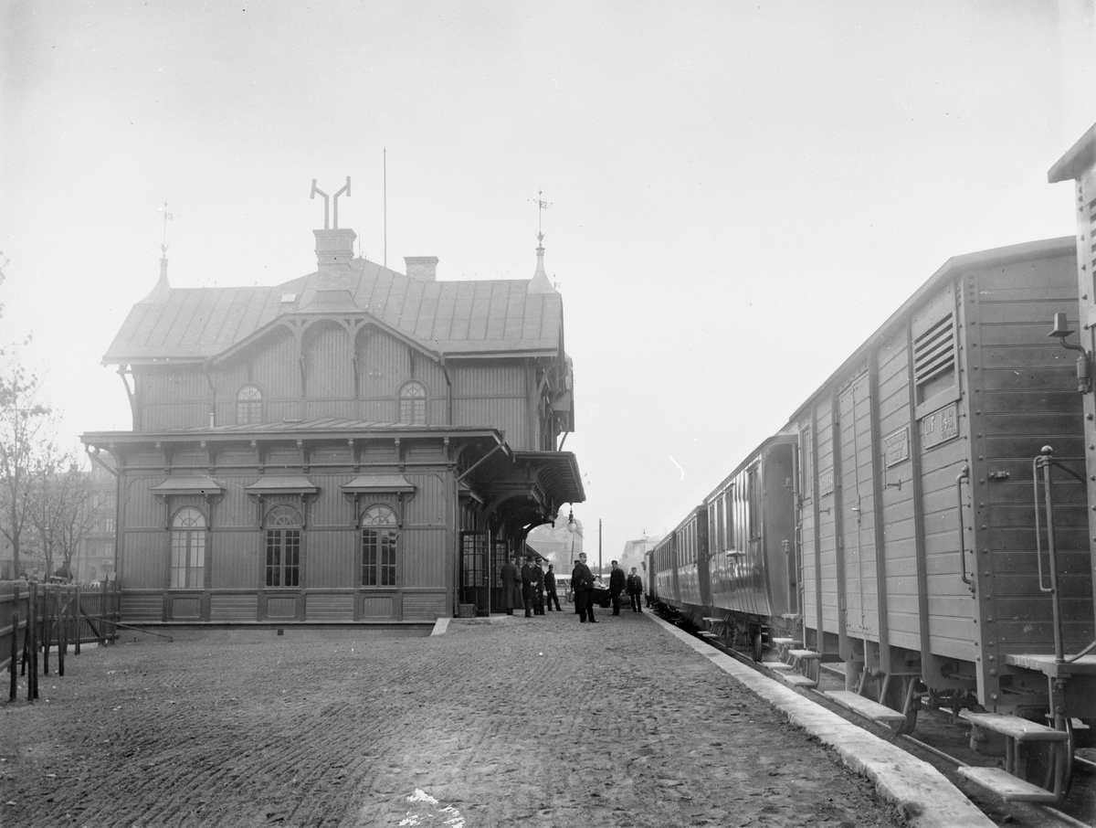 VGJ ,Västergötland - Göteborgs Järnväg
VGJ första station för persontrafiken låg vid Lilla Bommen och kallades Göteborg Västgöta. Bilden är från 1902 och visar det nybyggda stationshuset
Resgodsvagn  F