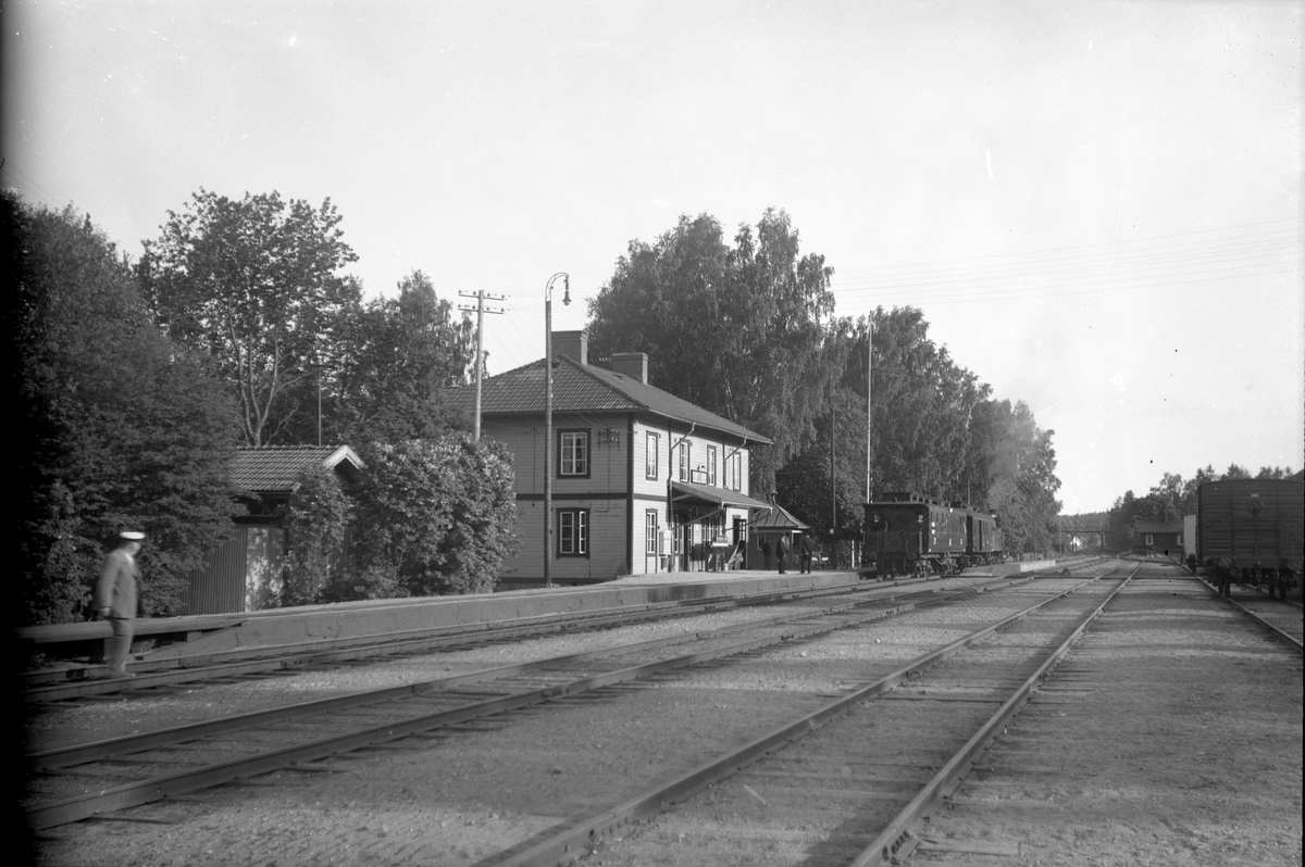 Station öppnad 1876. Stationshuset, två våningar i trä, tillbyggdes och moderniserades 1938. Järnvägen elektrifierades 1935. Bilden är tagen mot Storvik.