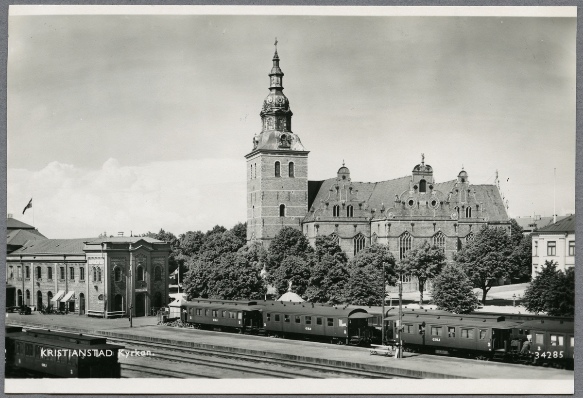 Kristianstad station med Heliga Trefaldighetskyrkan i bild.