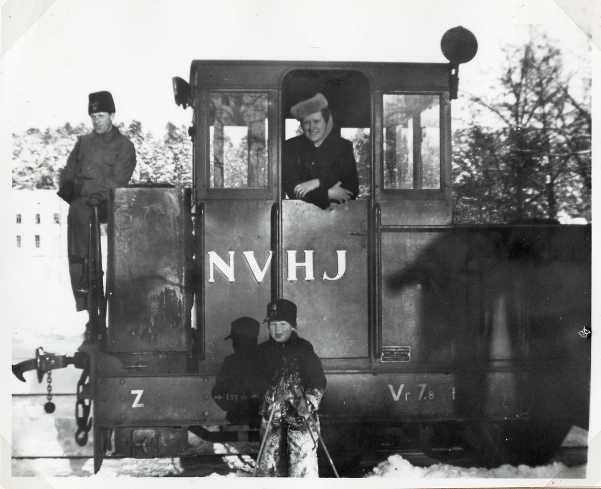 Norsholm - Västervik - Hultsfreds Järnvägar, NVHJ Z3. Personalen och lokomotor i Ankarsrum.