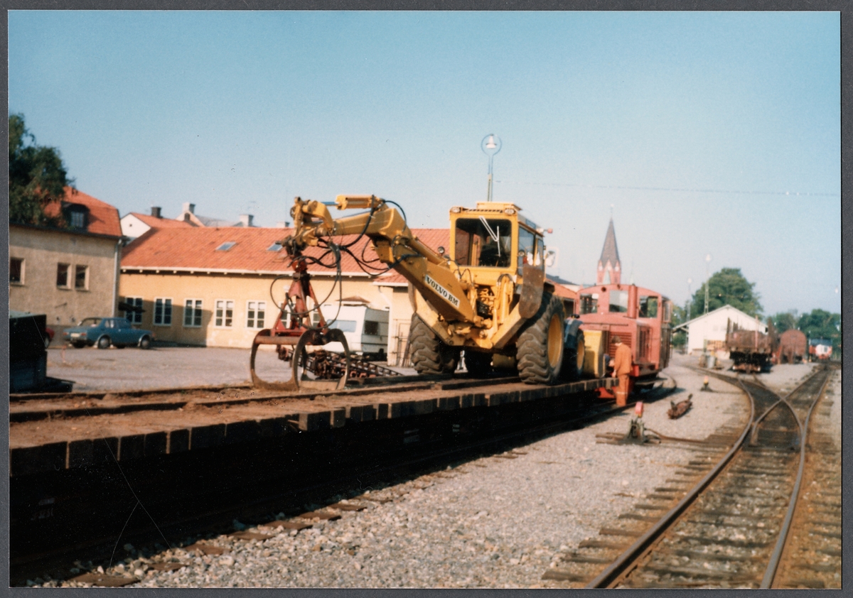 Utbyte av slipers på smalspåret i Västervik.
Statens Järnvägar, SJ Z4p 266 och 3 överföringsvagnar Q37p.
