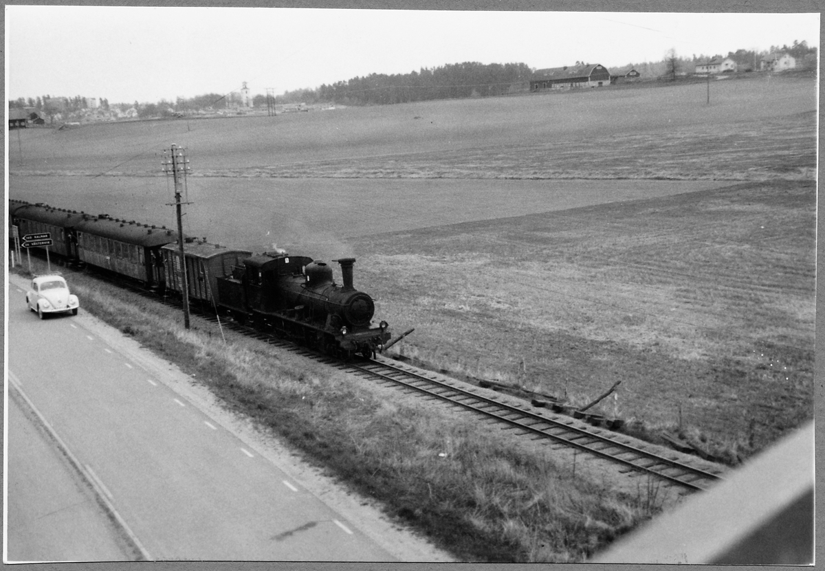 Persontåg vid Skramstad, på sträckan mellan Fästad och Gamleby. Bilden är tagen i samband med SJK-resan 1964-05-10.