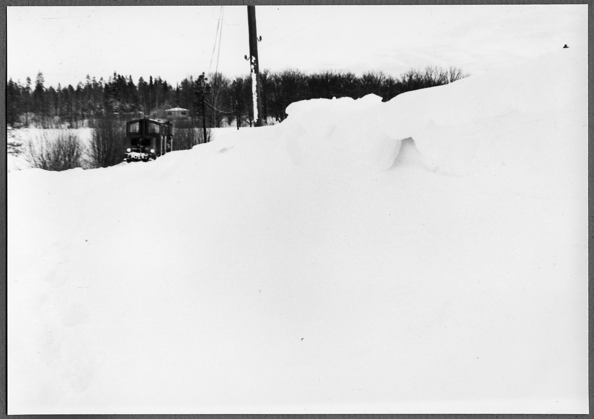 Plogtåg fast i snön vid Rödsle, på sträckan mellan Jenny och Verkebäck.
