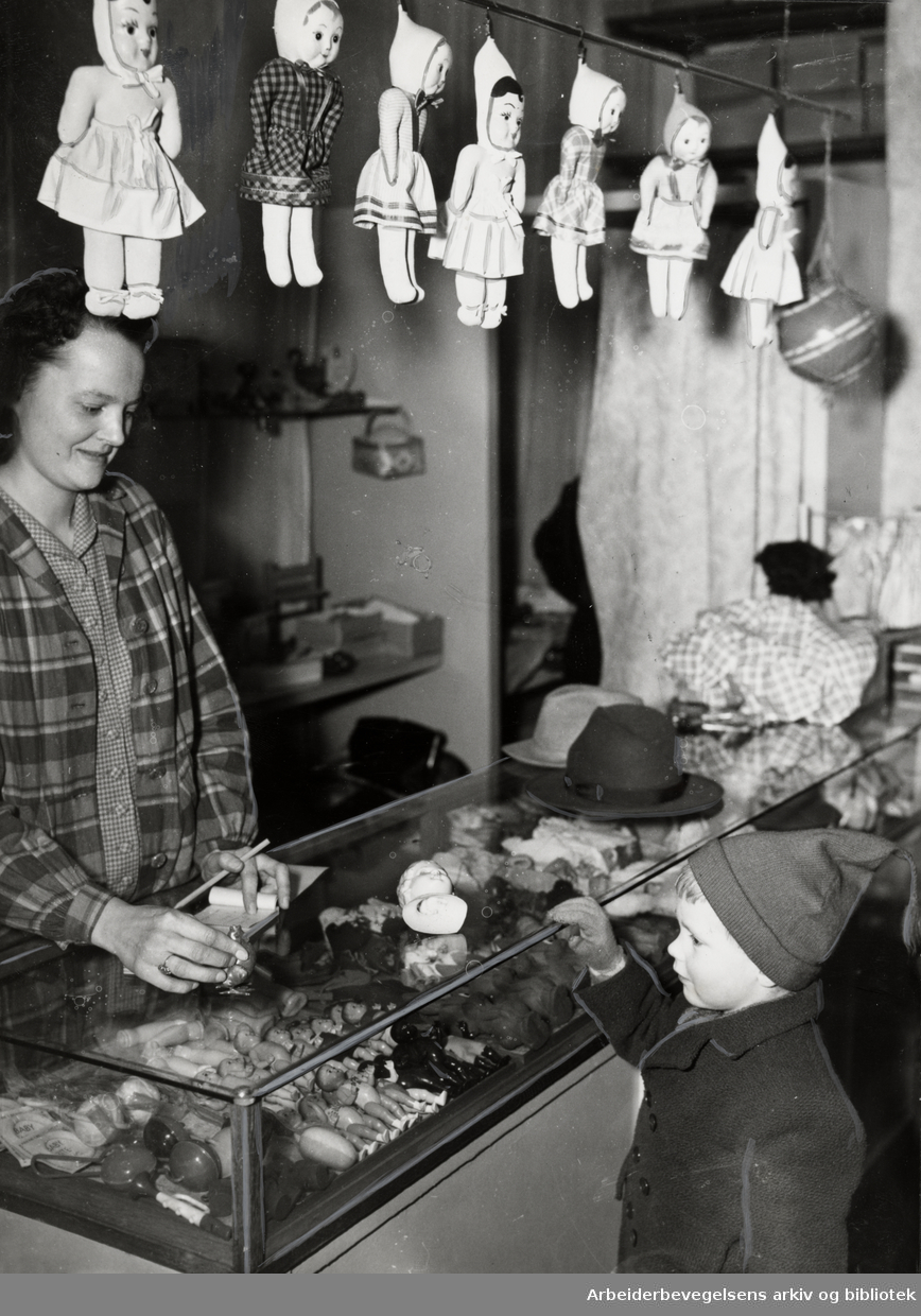 Dukkeklinikken. Frk. Løvseth og Rolf Steinar Kramer. Februar 1950