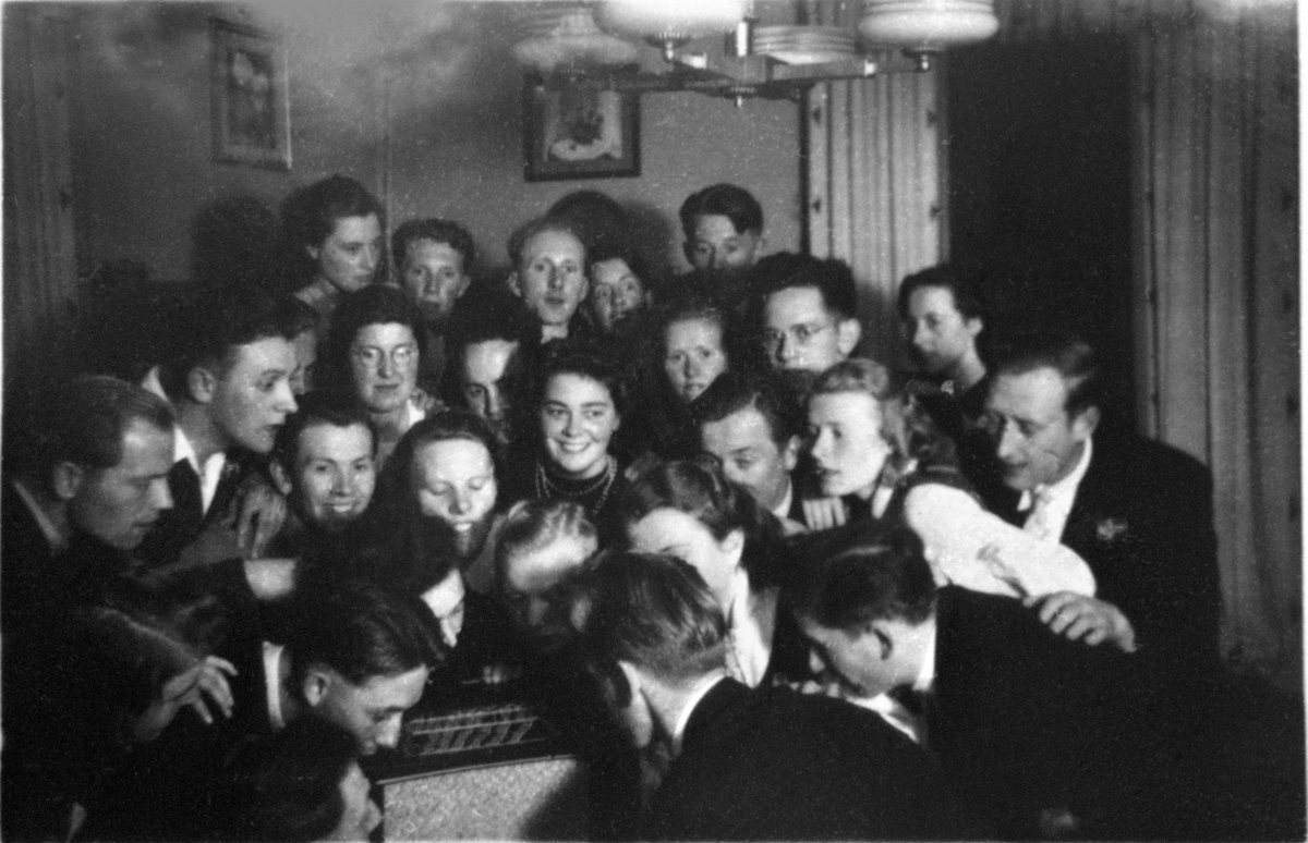 En gruppe lærerskoleelever på Nesna lytter på radio i mai 1945.