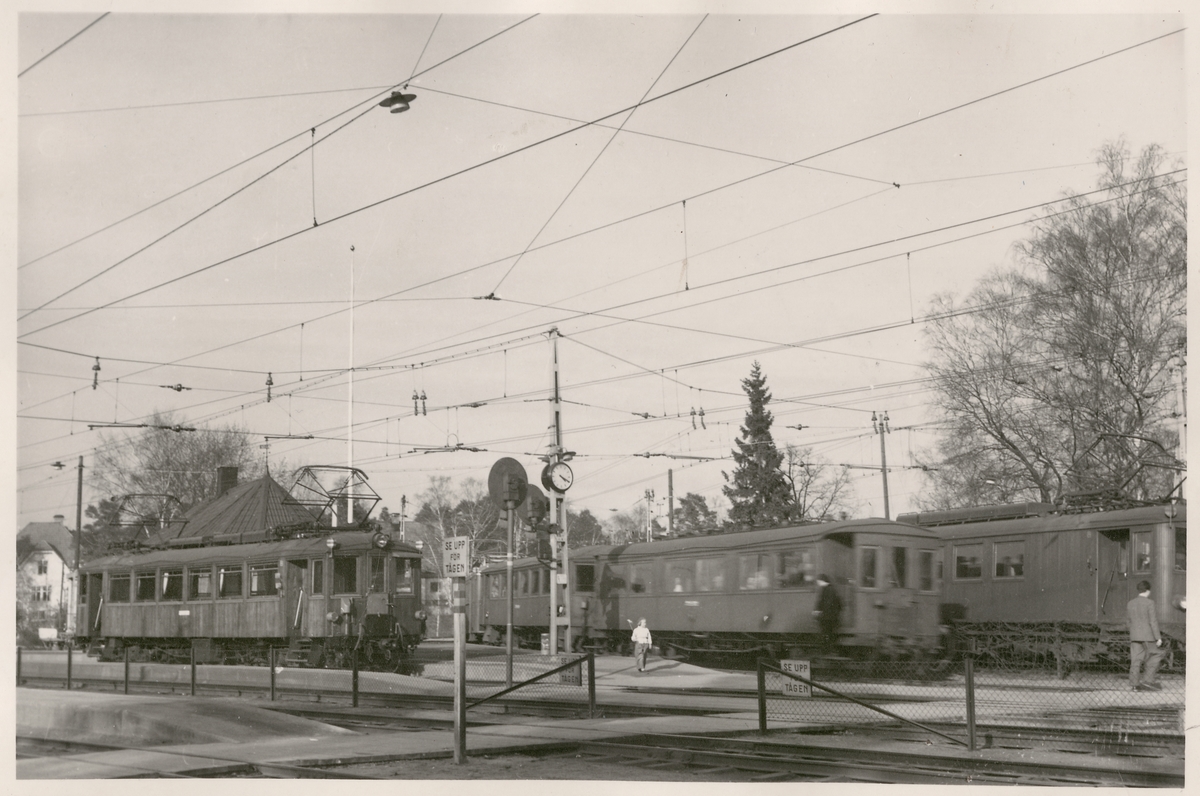 Djursholms Ösby station 18/4-1952
Till vänster elmotorvagn 14 ombyggd till 1500 volt 1946, släpvagn sedan 1953
Till höger tåg med motorvagn av 120-klass
Släpvagnnar 12 ( f.d motorvagn ) och 43
Längst till höger motorvagn 18