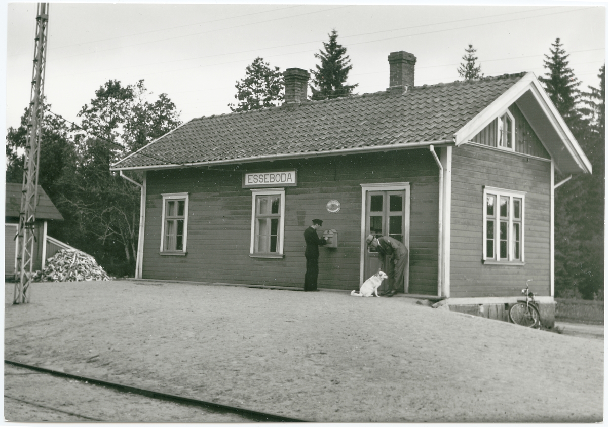 Essebodas stationshus byggdes 1901, 1944 tog SJ Statens Järnvägar över stationen. Persontrafiken lades ner 1984-10-01.