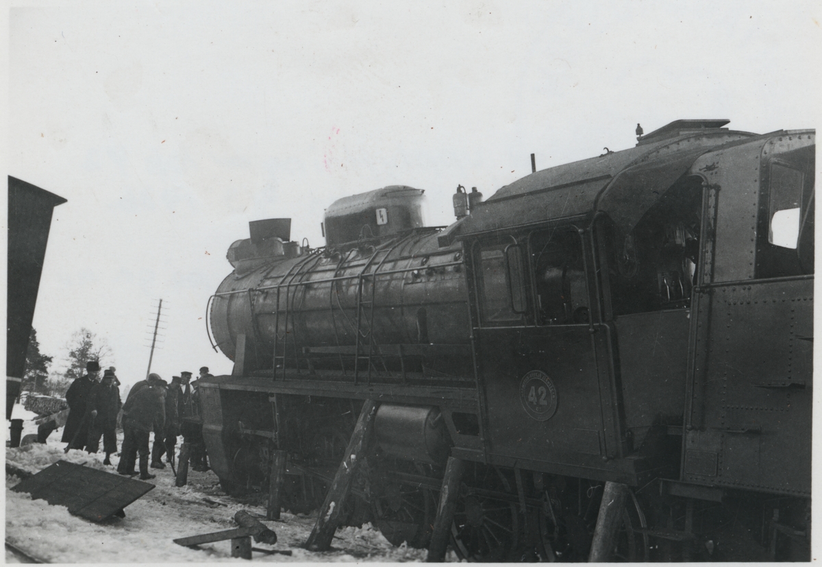 Halmstad-Nässjö Järnvägar,HNJ
Urspåring av HNJ lok 42 (tåg 62) i Forsheda den 2/3-1936
Urpåringen skedde vid växlingen och förorsakad genom isbildning vid rälsen.