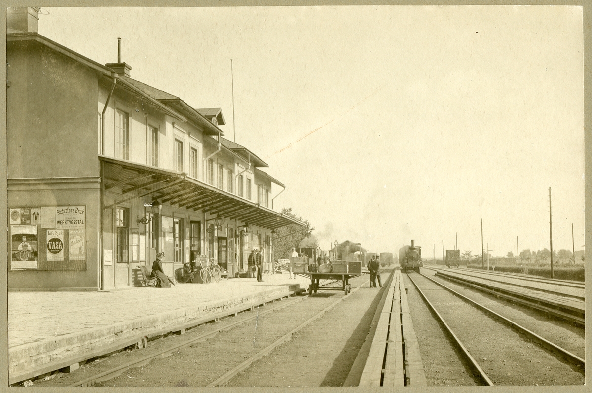 Det första stationshuset byggt som Partilleds första stationshus. Huset rivet 1873. Andra stationshuset ,1873, ett större tvåvånings stenhus. Tillbyggdes 1891 i och med MKJs anslutning. 
MKJ, Mariestad - Kinnekulle Järnväg