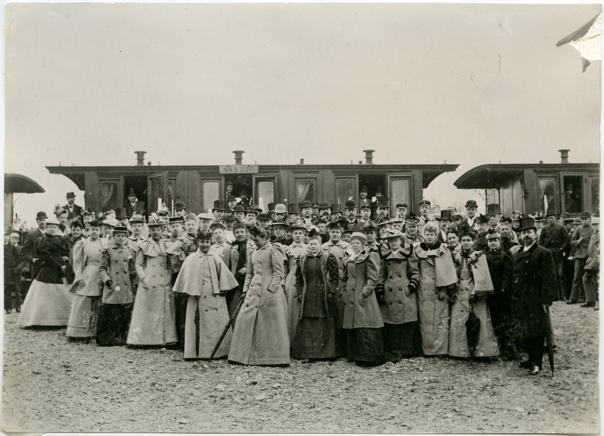 Norrköpings musikaliska sällskaps utflykt till Linköping omkring 1890.
Fotot taget i Norsholm under tågets uppehåll där.