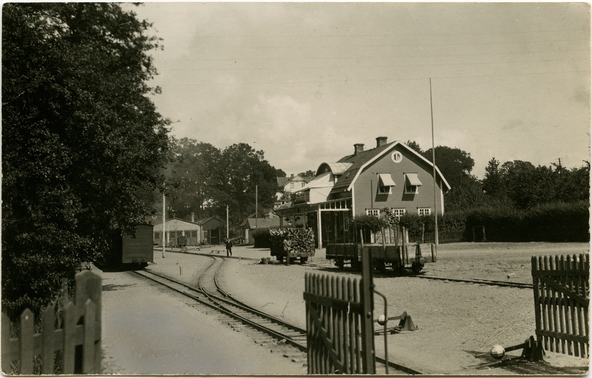 Station öppnad 1897 för allmen trafik. All trafik på banan lades ner 1939 då lastbilarna hade tagit över transporterna, undantaget var transporter av grus mellan Berg-Nättraby som fortsatte till 1946. Banan började rivas och inget fanns kvar efter 1949.