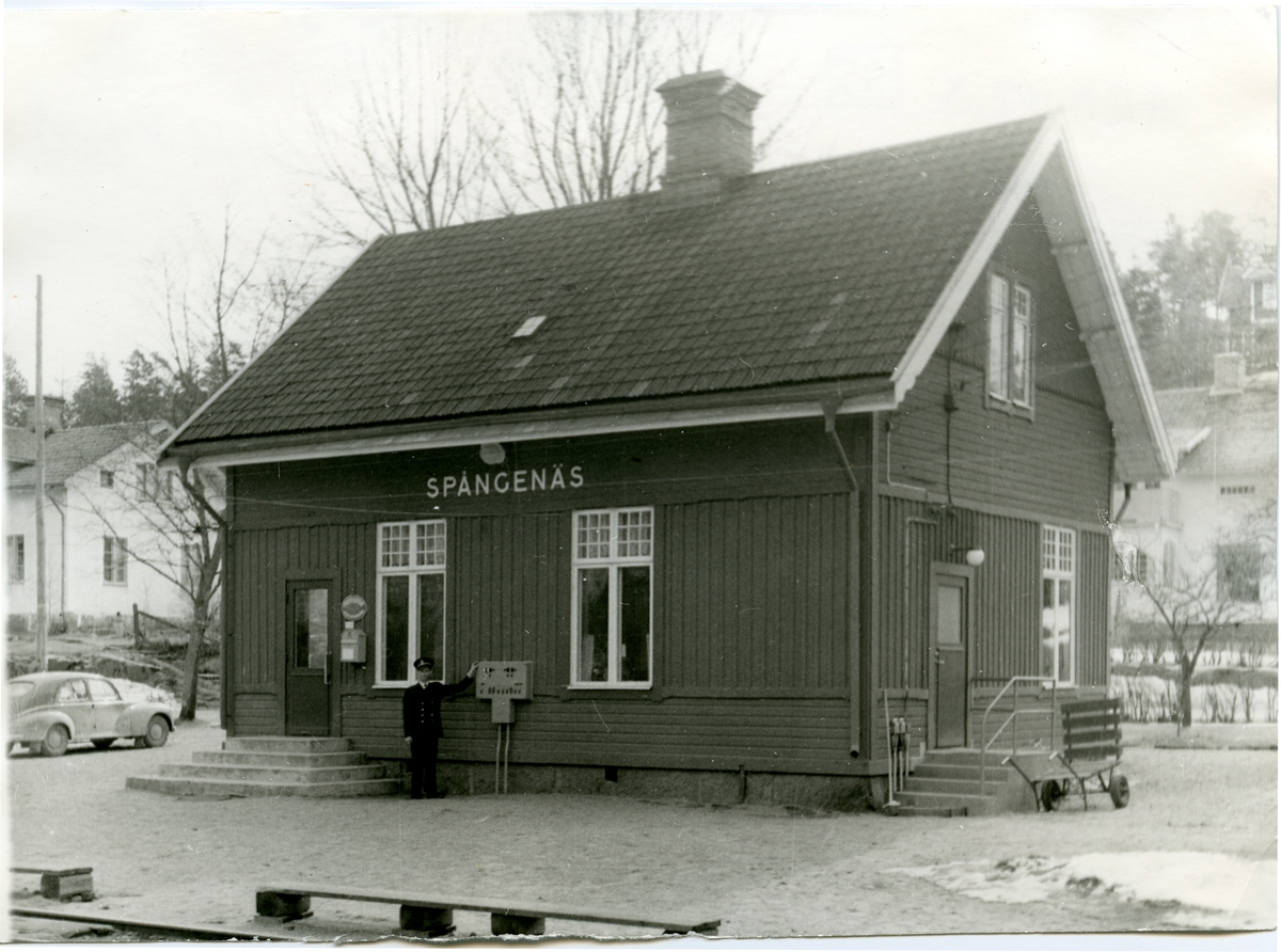 Spångenäs station. Det fanns en trafikförvaltning för tre järnvägar, Norsholm - Västervik - Hultsfreds Järnvägar, NVHJ. Sträckan Hultsfred-Västerviks järnväg, HWJ, öppnades i november 1879. Stationen revs i mars/april 1973.