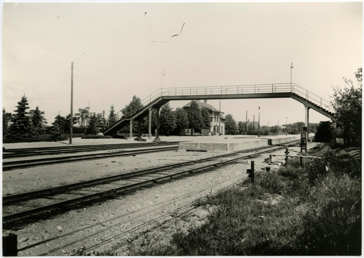 Gångbro över bangård på Stenungsunds station.