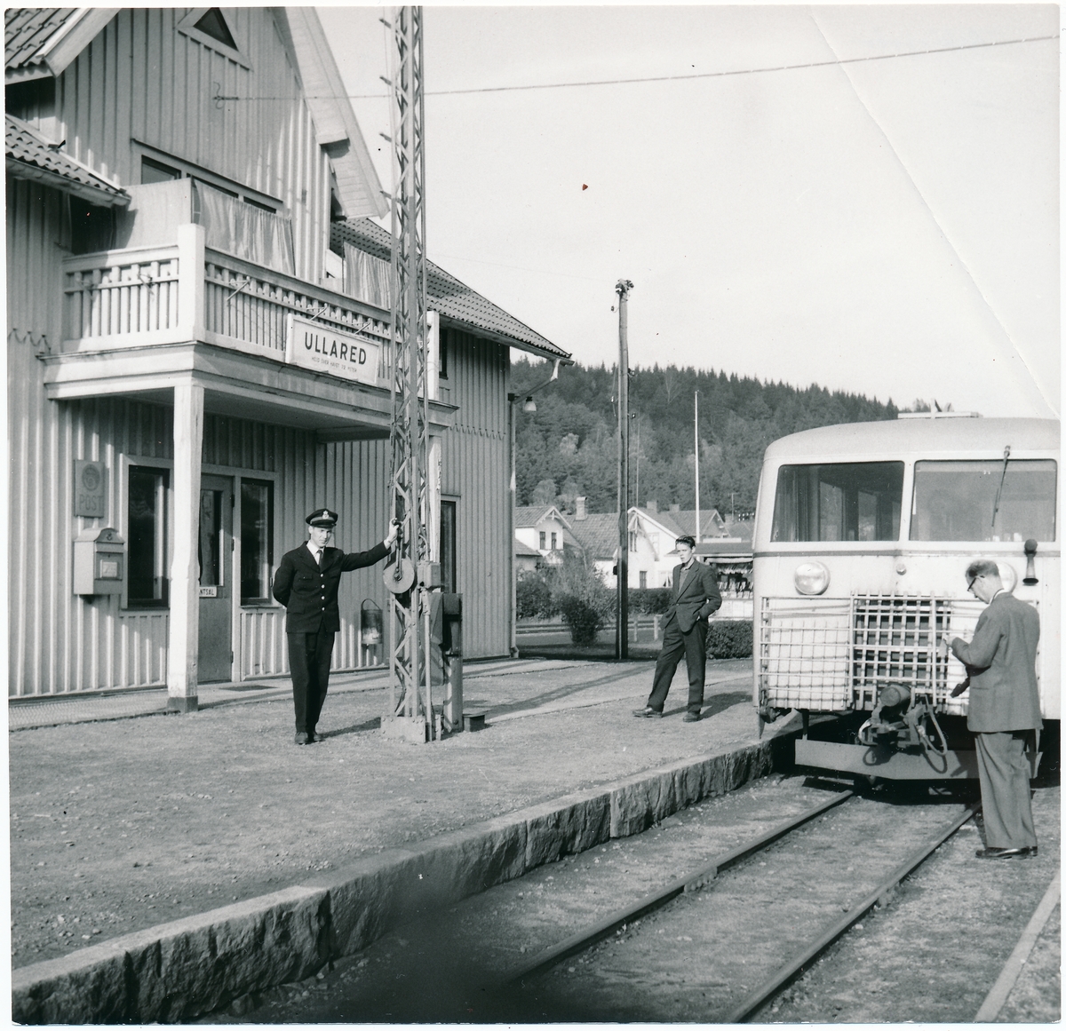 Ullared station, Kontorist Ingvar Sellmo vid signalmasten. Rälsbuss på smalspåret Falkenberg - Limmared. Nedläggning av linjen Falkenberg- Limmared 1959.11.01 etapp 1 och 1960-12-16.