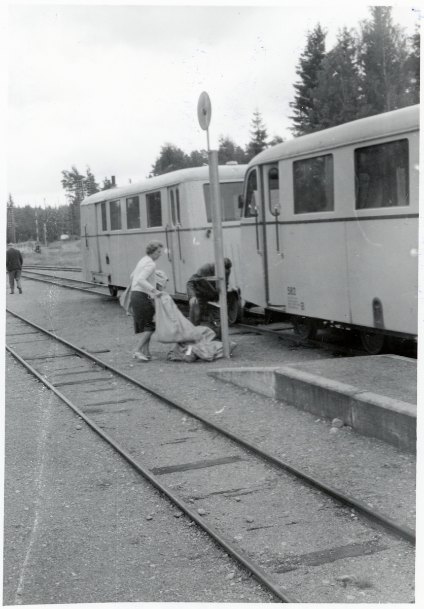 Ädelfors station, lossning av post från tåg 582 y. Platsvakt Fru Cederblad.