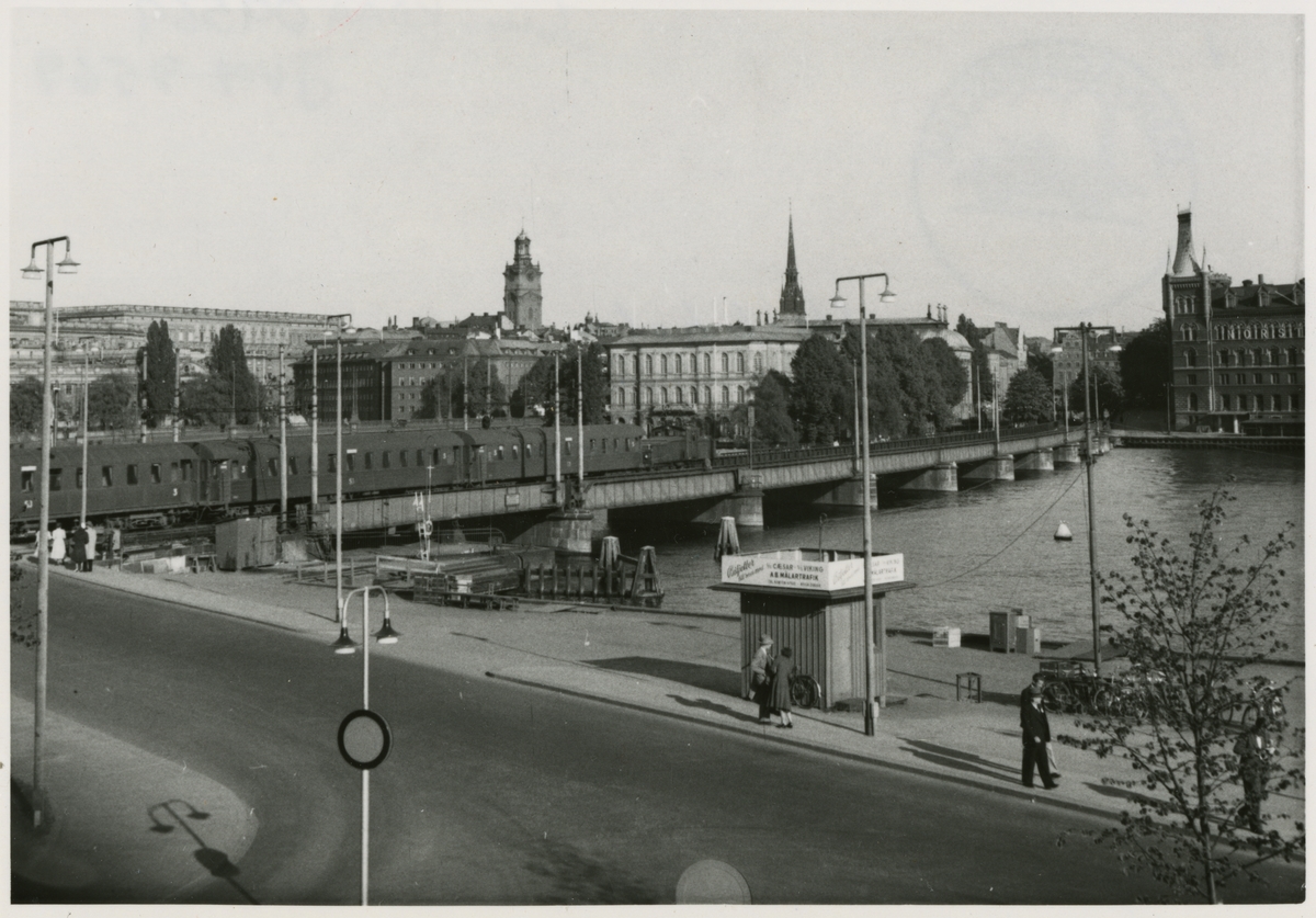 Stockholm, utsikt över Centralbron, Kungliga slottet i bakgrunden. Linjen mellan Stockholms C och Riddarholmen.