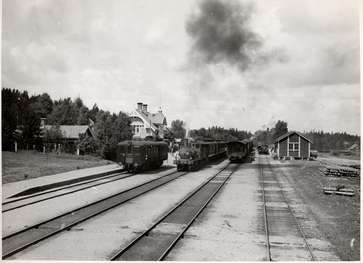 Hestra station på 1930-talet. Göteborg-Borås järnväg, GBJ motorvagn 51  samt ett okänt Borås-Alvesta Järnväg, BAJ ånglok.