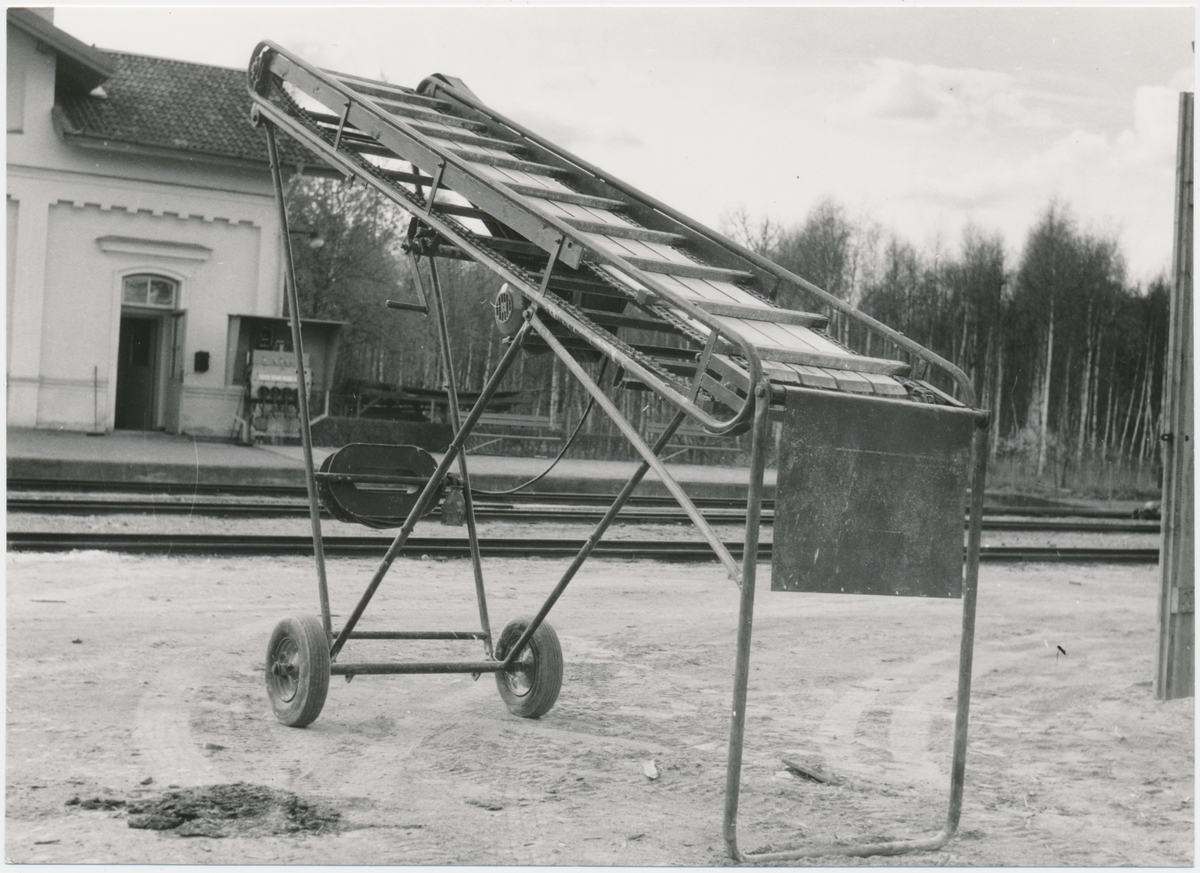 Transportör för lastning av gods på överförningsvagn från zinkvittfabriken i Rånäs, maj 1956.