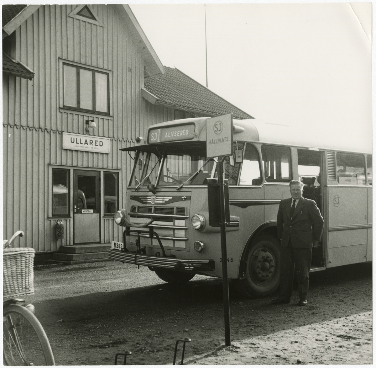 Ullared station 1959 från vägen med SJ buss, registreringsnummer N283, och förare.