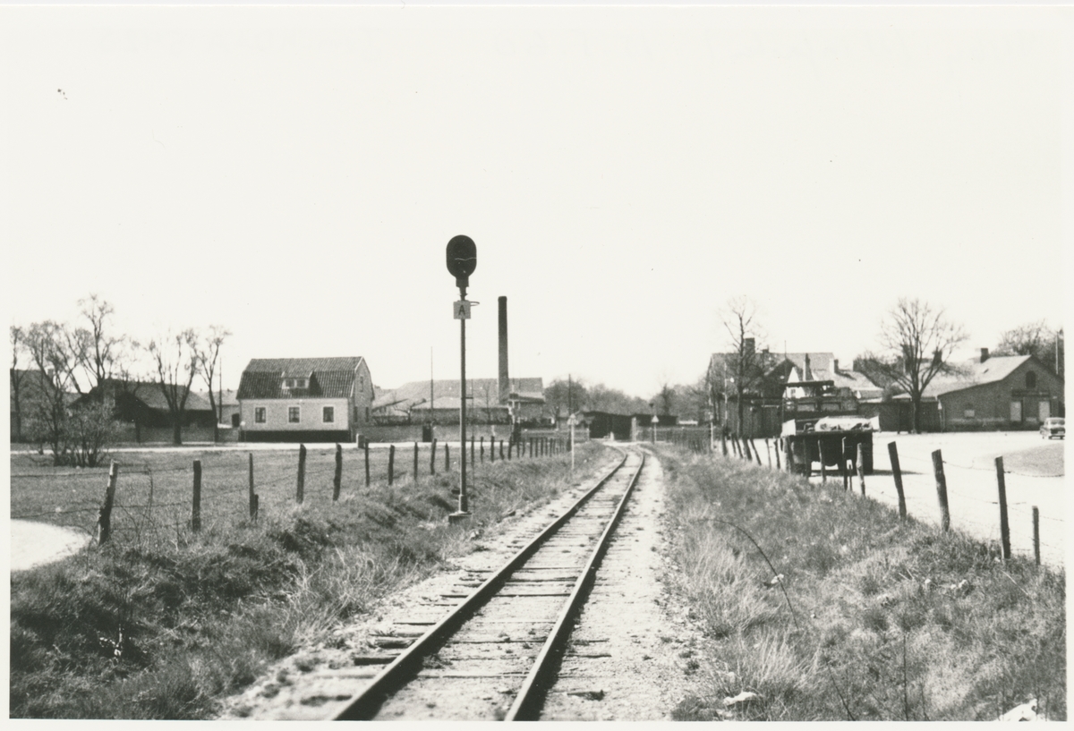 Norra infarten till Visby station. Gotlans Järnväg, GJ var det första och största järnvägsbolaget på Gotland. Järnvägen förstatligades 1947. Den allmänna trafiken lades ned 1960. Enskild godstrafik i Visby Andelsslakteris regi bedrevs på sträckan Slakteriet-Visby hamn fram till maj 1962.