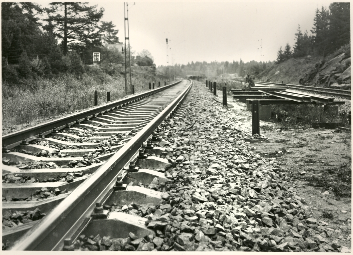Järnvägsspår med betongslipers.