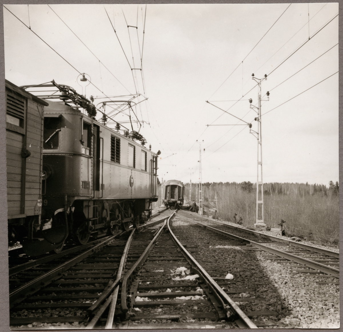 Statens Järnvägar, SJ D 319 efter urspårning i Simeå mars 1961.