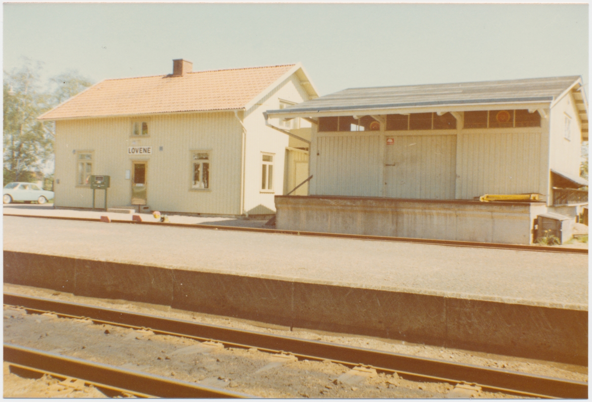 Trafikplats anlagd 1877. En- och enhalvvånings stationshus i trä 
HLJ , Lidköping - Håkantorps Järnväg