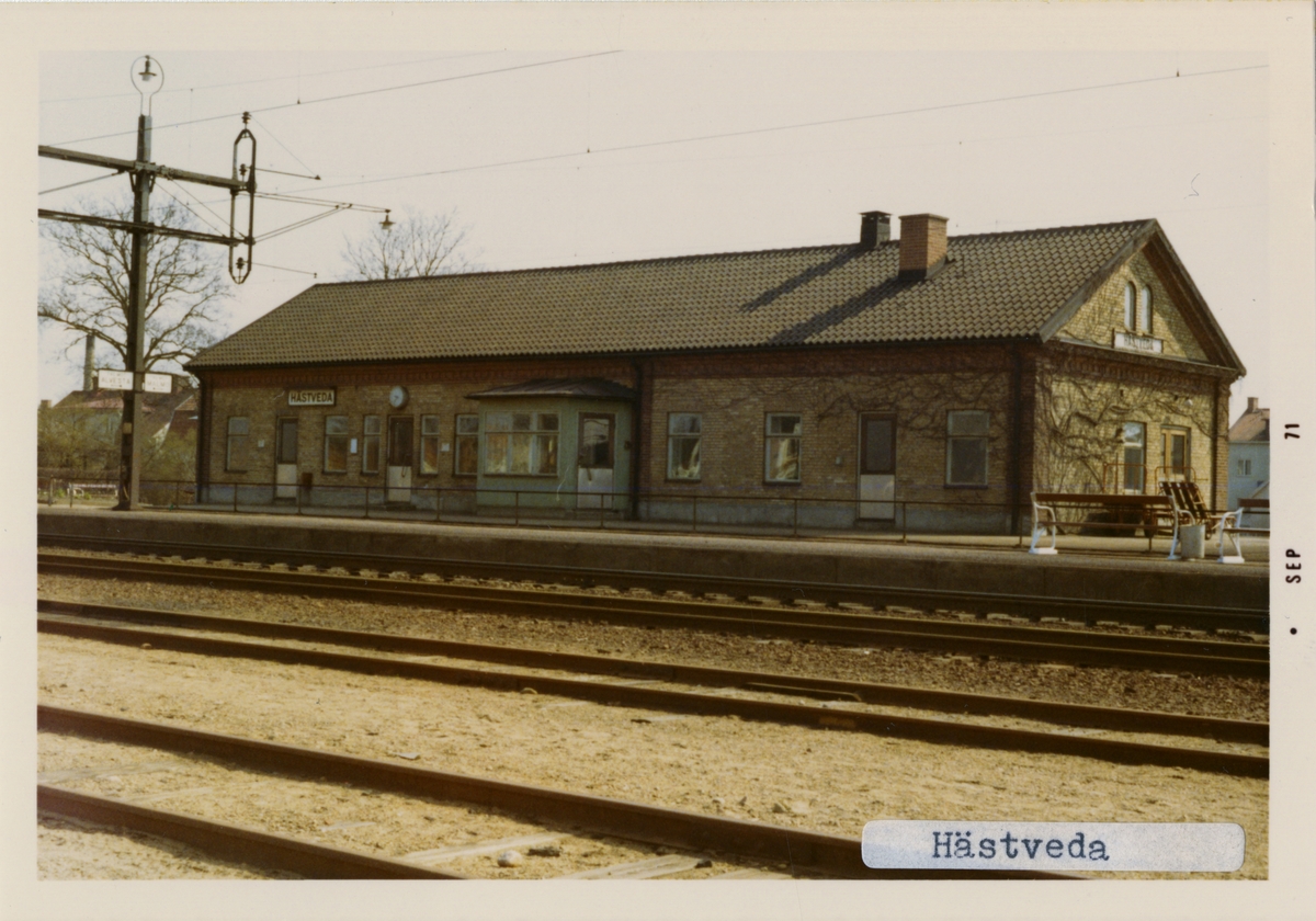Stationen öppnad 1862.-08-01 Envånings stationshus i trä. Det första stationshuset brann redan 1868, nytt envånings stationshus uppfört i sten samma år. Sålt 1965 till Hässleholms kommun, övertaget 2000 av Hästveda hembygdsförening. Huset kvar 1995. Hästveda - Karpalunds Järnväg, HKJ hade ett tvåports lokstall med vändskiva, uppfört 1896. Ännu kvar på 1960-talet. Rivet i februari 1976. Vändskivan tagen till Kristianstad Järnvägsmuseum.