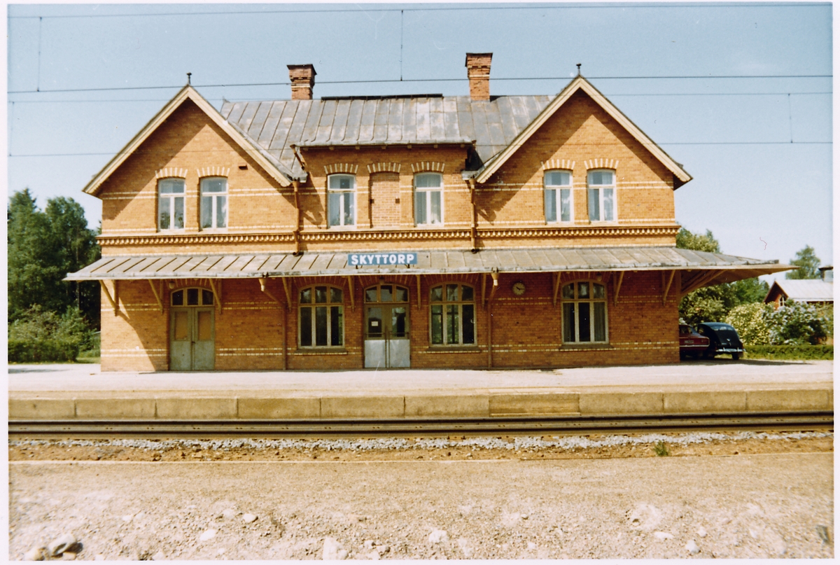 Nuvarande stationshus uppfördes 1898. 1934 förlängdes bangården.