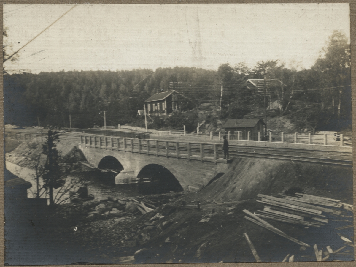Dubbelspårsbanbyggnad Göteborg - Alingsås. Gjutningen klar av bron över Säveån. Norsesund, sept 1916.