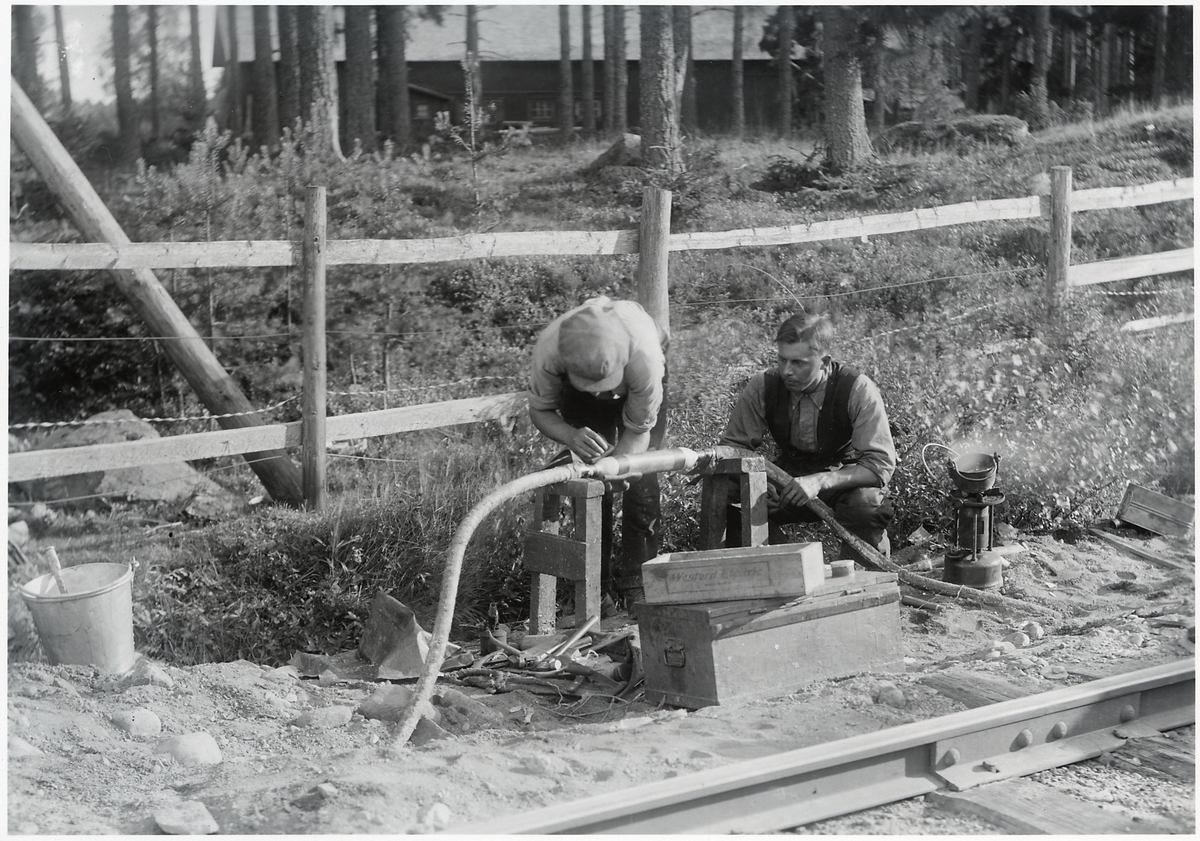 Kabelskarvning för telegraf och telefon på västra Stambanan.