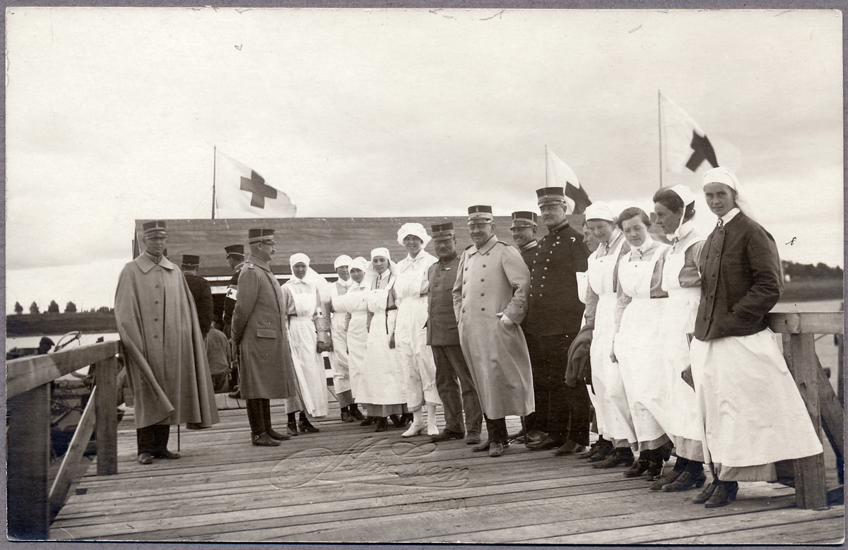 Officerare och sjukvårdspersonal på Haparanda skeppsbro under Första världskriget.