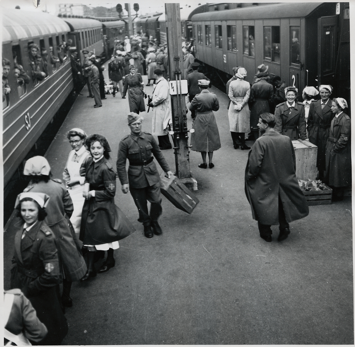 Allierade krigsfångar som ankommit Trelleborg för vidare färd till Göteborg.