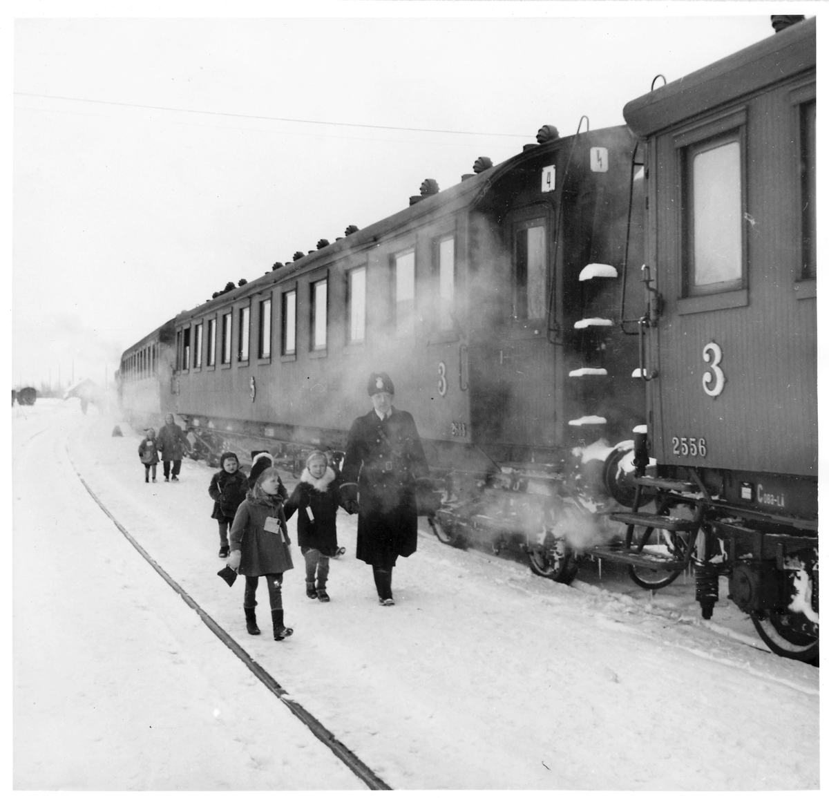 Finska barnen stiger på det svenska tåget. Statens Järnvägar, SJ Co8 2556.