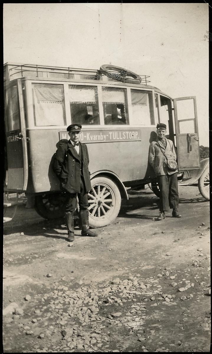 Chaufför och konduktör utanför en buss som trafikerar linjen Malmö - Kvarnby - Tullstorp år 1922.